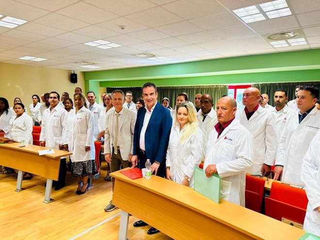 Guverner italijanske regije Kalabrija Roberto Occhiuto je lani takole poziral s kubanskimi zdravniki, ki jih je najel za pomoč v lokalnih bolnišnicah. FOTO:  Reuters