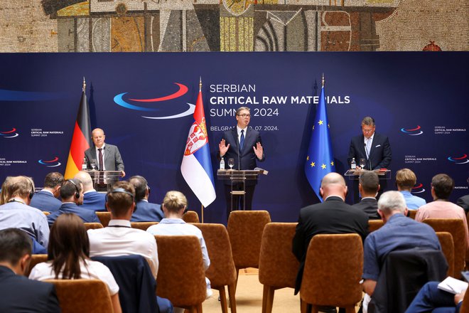 Srbija in EU sta sklenili strateški sporazum o izkopu litija, s čimer želi EU zmanjšati odvisnost od Kitajske. Ob podpisu sta bila prisotna tudi nemški kancler Olaf Scholz in podpredsednik evropske komisije Maroš Šefčovič. FOTO: Zorana Jevtic/Reuters