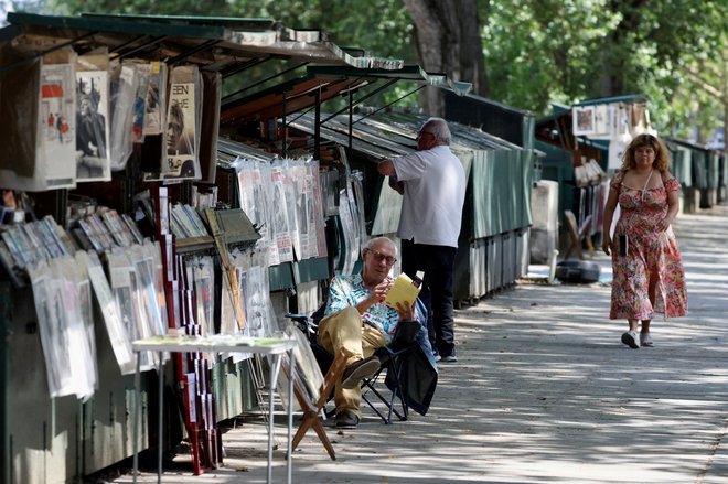 Eden od prepoznavnih zaščitnih znakov Pariza so prodajalci knjig na obrežjih Sene, bukinisti. FOTO: Kevin Coombs/Reuters