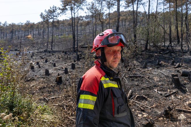 Gasilci bdijo nad požariščem. FOTO: Voranc Vogel/Delo