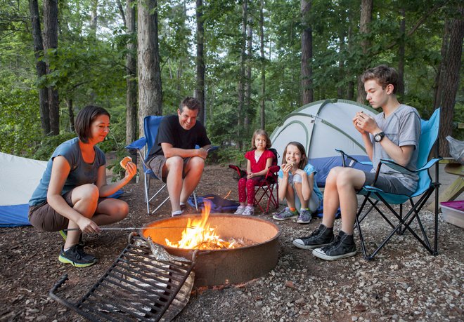 Čar kampiranja nekateri vidijo tudi v tem, da je vse enako kot doma. FOTO: Shutterstock