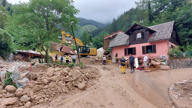 V Kokri je plaz zasul hiše. FOTO: Blaž Samec