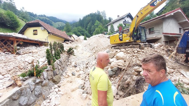 V Kokri je plaz zasul hiše. FOTO: Blaž Samec/Delo