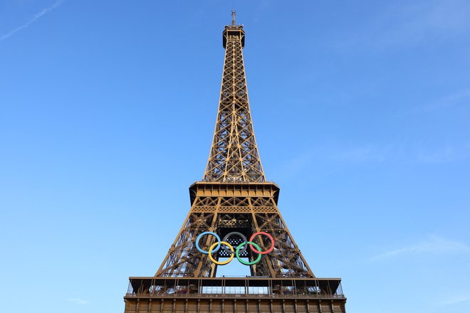 Olimpijski krogi krasijo Eifflov stolp. FOTO: Fabrizio Bensch/Reuters
