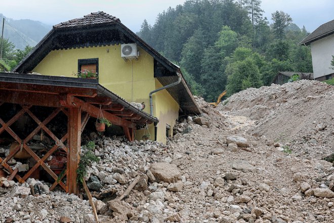 V Kokri je plaz zasul hiše. FOTO: Blaž Samec