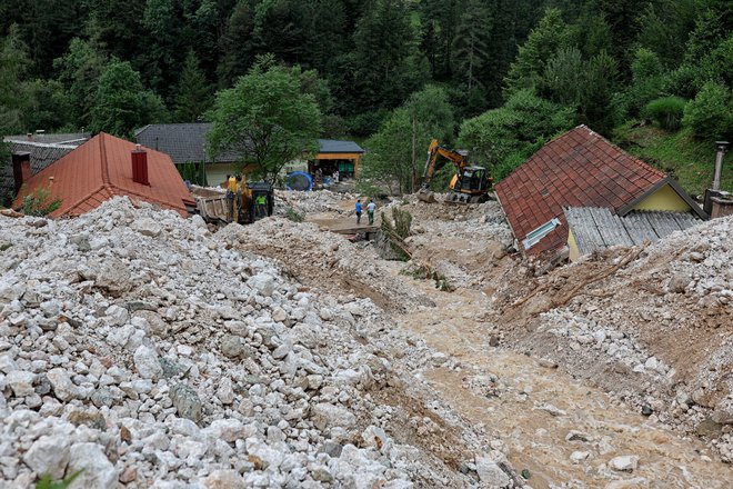 V Kokri je plaz zasul hiše. FOTO: Blaž Samec