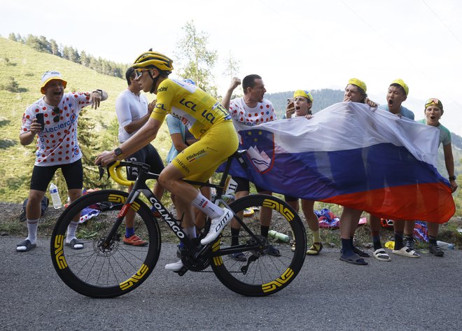 Tudi v 20. etapi je imel Tadej Pogačar močno navijaško podporo. FOTO: Stephane Mahe/Reuters