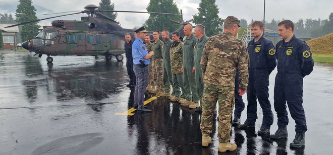 Člani helikopterskih posadk Letalske policijske enote in Slovenske vojske so ob povratku iz Severne Makedonije izpostavili dobro sodelovanje. FOTO: Slovenska vojska