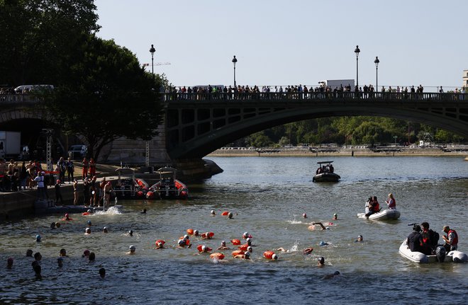 Prizor z reke Sene v Parizu. FOTO: Gonzalo Fuentes/Reuters