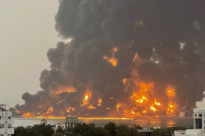 Po izraelskem napadu na Hodejdo, ki je v rokah hutijevcev, je območje pristanišča zajel velik požar. FOTO: AFP