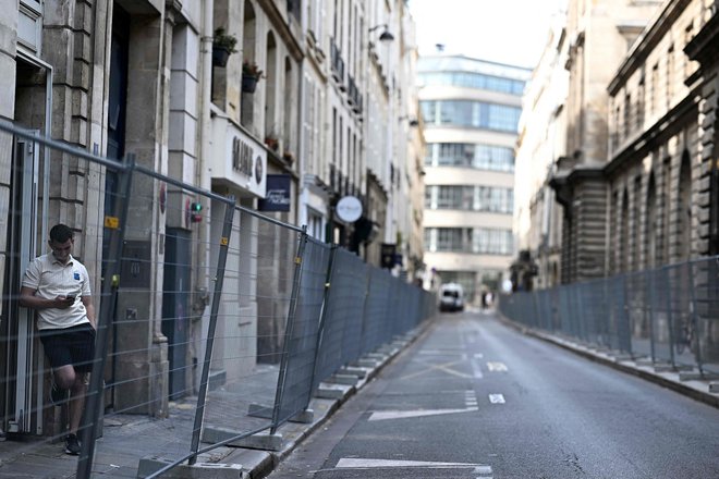 Pariz je pripravljen na petkov začetek olimpijskih iger. Tudi s cestnimi in rečnimi zaporami v središču mesta. FOTO: Gabriel Bouys/AFP