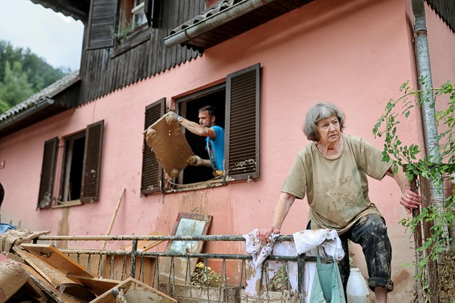 Ani Preša pred svojim uničenim vikendom.  FOTO: Blaž Samec/Delo