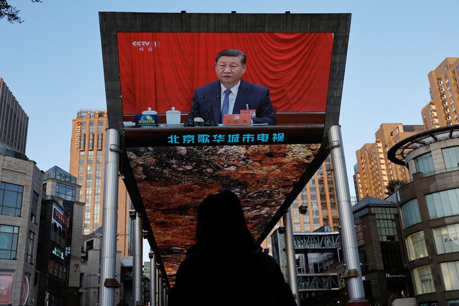 Na vprašanje, ali je Xi Jinping podoben Medvedku Puju, umetna inteligenca odgovori: Še vedno se nisem naučila odgovoriti na to vprašanje. Še naprej se bom učila, da ti bom lahko ponudila boljšo storitev. FOTO: Tingshu Wang/Reuters
