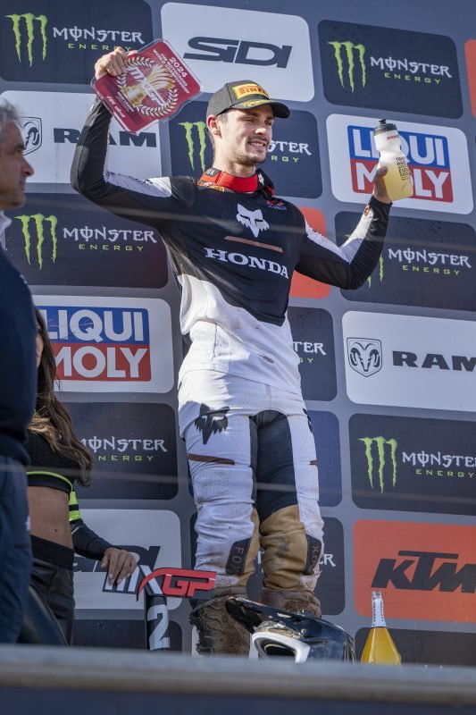 Tim Gajser trdno drži rdečo številko. FOTO: Honda Racing