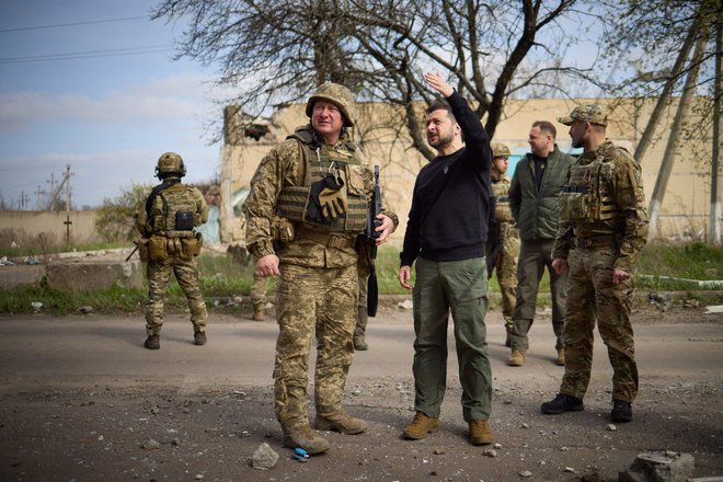 Ukrajinski predsednik Volodimir Zelenski na bojnih položajih v bližini mesta Avdiivka. FOTO: AFP