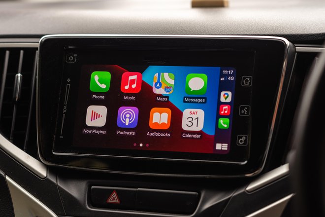 Tako apple carplay (na fotografijij) kot android ponujata uporabne aplikacije, za ustrezne povezave in ureditev nastavitev pa si le vzemite čas. FOTO: Shutterstock