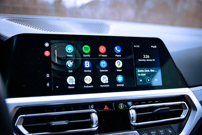 Ne glede na to, kako opremljen je avtomobil, z uporabo storitev android auto (na fotografiji) ali apple carplay boste na zaslonu našli uporabne aplikacije. FOTO: Shutterstock