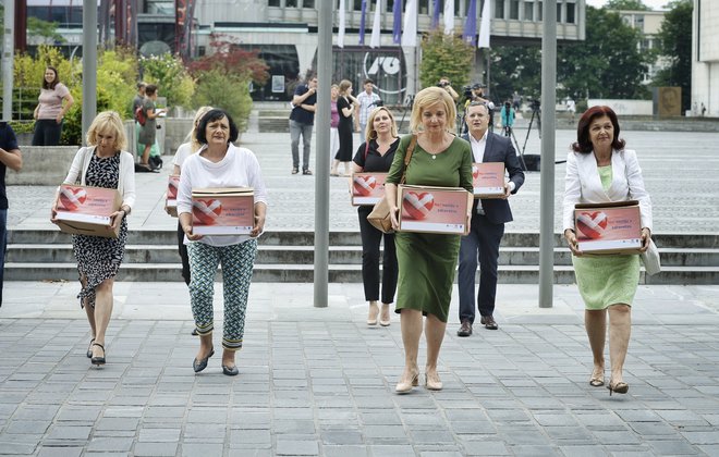 V zdravniški zbornici opozarjajo, da so grožnje in fizični napadi na zdravstvene delavce vse bolj žgoč problem, ki doslej v zakonodaji ni bil ustrezno naslovljen. Podpise za spremembo kazenskega zakonika so danes zdravniška društva vložila v DZ. FOTO: Jože Suhadolnik