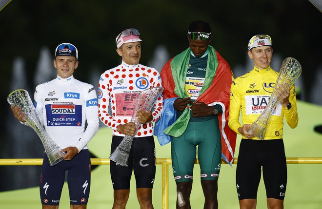 Zmagovalna četverica (od leve): Remco Evenepoel v belem dresu najboljšega mladega kolesarja, pikčasti Richard Carapaz kot najboljši hribolazec, najboljši šprinter Biniam Girmay v zelenem in veliki zmagovalec Tadej Pogačar. FOTO: Stephane Mahe/Reuters