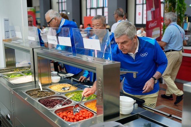 Hrano v olimpijski vasi je preizkusil tudi predsednik MOK Thomas Bach. Foto David Goldman/AFP