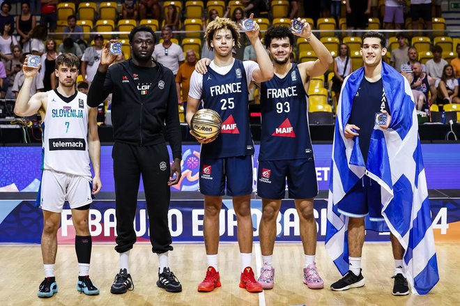 Urban Klavžar (levo) je bil izbran v idealno peterko EP. FOTO: FIBA