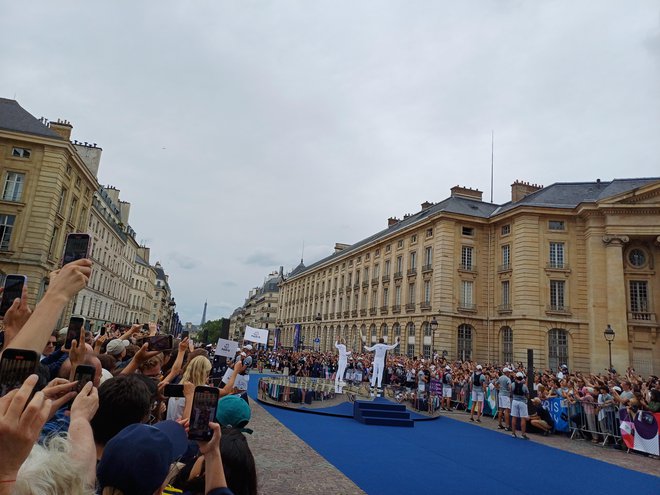 Na vsakem koraku je baklo pričakala radovedna in navdušena množica ljudi. 14. in 15. julija je prepotovala cel Pariz. FOTO: Nina Gostiša