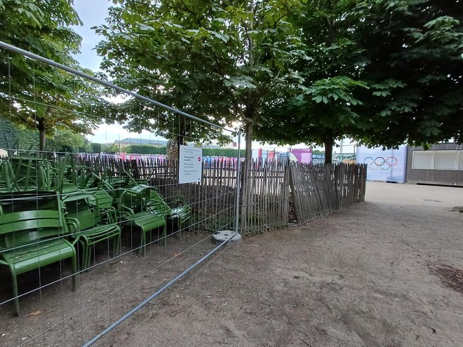 Mesto je bilo eno samo veliko gradbišče, kot npr. park Tuilerije med Louvrom in trgom Concorde, katerega večji del je bil zato zaprt. FOTO: Nina Gostiša