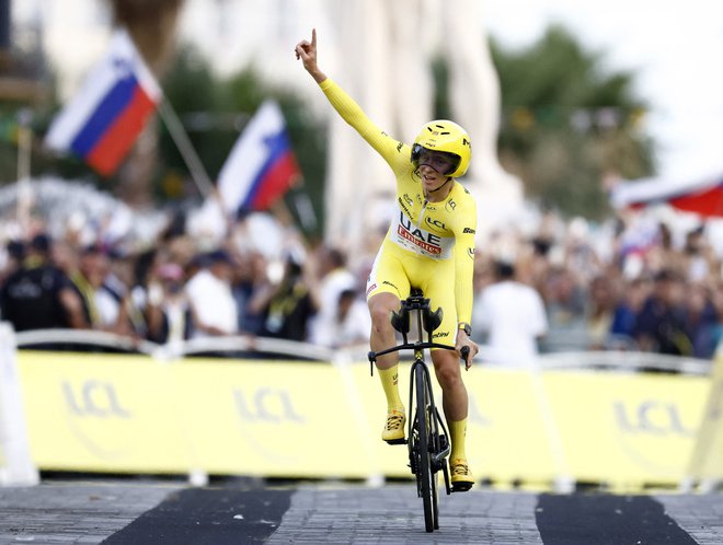 Tadej Pogačar je v soboto tretjič osvojil rumeno majico na dirki po Franciji. FOTO: Stephane Mahe/Reuters