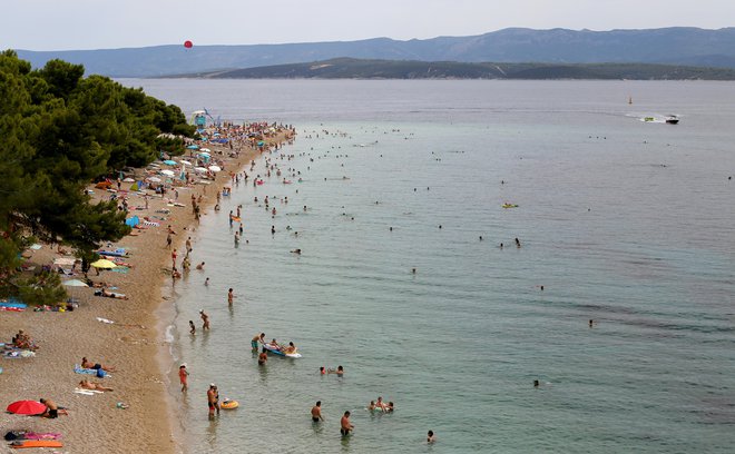 Na hrvaško obalo nas vežejo tradicija, nostalgija in tudi nepremičnine. FOTO: Blaž Samec/Delo