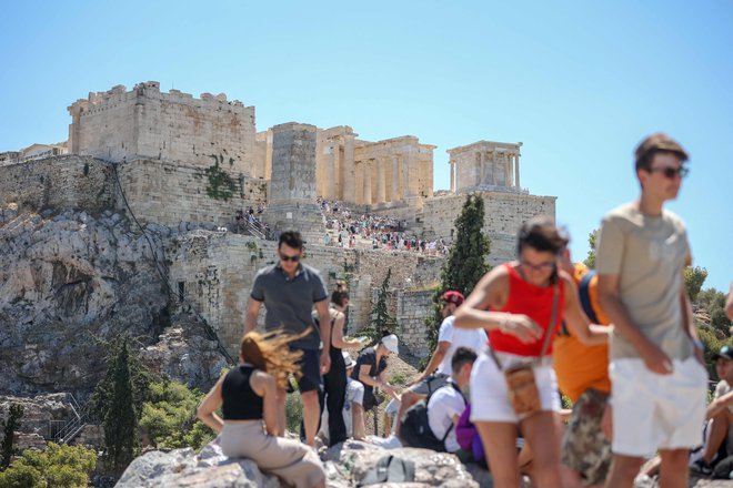 Visoko na seznamu priljubljenih turističnih ciljev Slovencev je tudi Grčija. FOTO: Aris Oikonomou/Afp