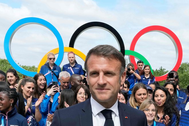 Francoski predsednik Emmanuel Macron bo po srečanju s francoskimi športniki v olimpijski vasi v Parizu v prihodnjih dneh imel še veliko priložnosti za prijetna srečanja z gosti z vsega sveta. Notranjepolitični problemi bodo počakali. FOTO: Michel Euler/AFP