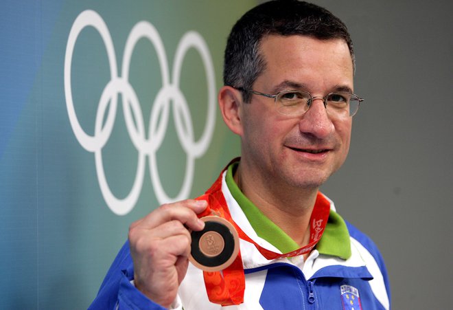 Rajmond Debevec si je v Pekingu 2008 z malokalibrsko puško pristreljal drugo olimpijsko kolajno, bronasto, v disciplini 50 metrov trojni položaj. FOTO: Matej Družnik