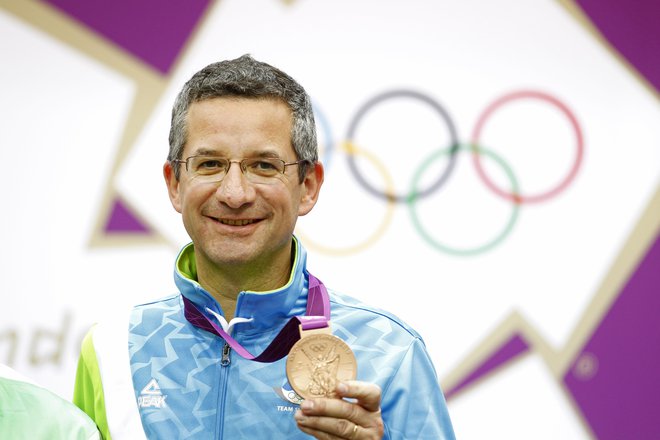 Rajmond Debevec s svojo tretjo olimpijsko kolajno, v Londonu je bil bronast z malokalibrsko puško v disciplini 50 metrov leže. FOTO: Matej Družnik