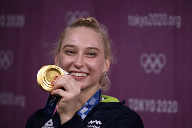 Plezalka Janja Garnbret je v Tokiu 2020 postala prva olimpijska zmagovalka v kombinaciji, saj je športno plezanje doživelo premiero na OI. FOTO: Maxim Shemetov/Reuters