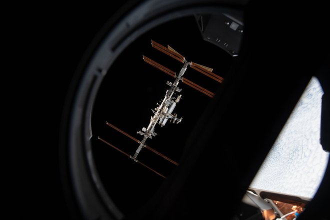 Mednarodna vesoljska postaja, slikana iz dragona prevoz posadke. FOTO: Spacex/Nasa