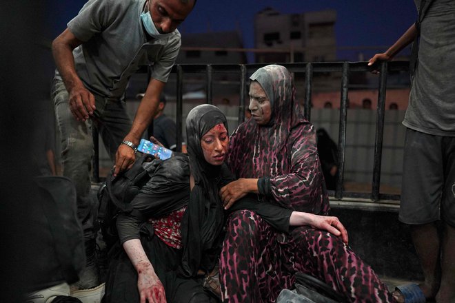 Ženske, ki so bile poškodovane med izraelskim bombardiranjem, prihajajo na urgentni oddelek bolnišnice al-Nassr v mestu Khan Yunis na jugu Gaze. V napadih v mestu Han Junis, ki jih je izraelska vojska izvedla v ponedeljek po pozivu k evakuaciji civilistov, je bilo po najnovejših podatkih ubitih 70 ljudi, več kot 200 pa jih je bilo ranjenih. Foto: Bashar Taleb/Afp