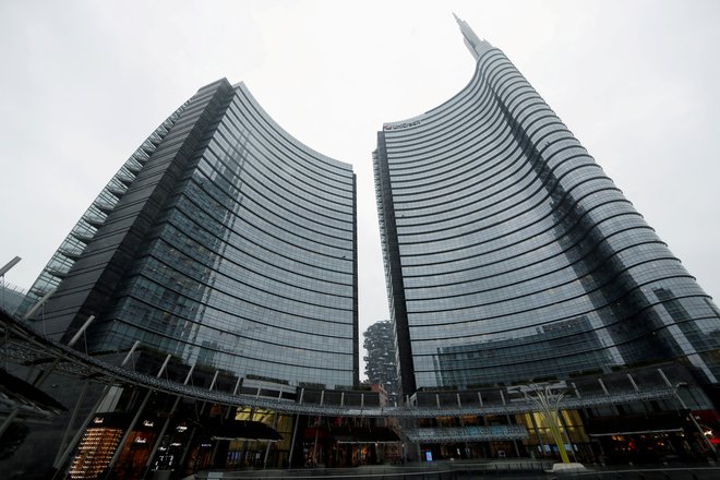 Mednarodna bančna skupina s sedežem v Milanu je v prvem polletju ustvarila za petino več dobička kot v istem obdobju lanskega leta. FOTO: Yara Nardi/Reuters