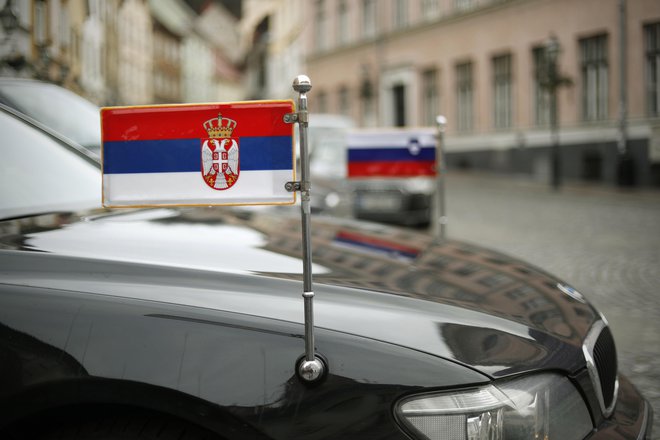 Srbska in slovenska zastava. FOTO: Leon Vidic