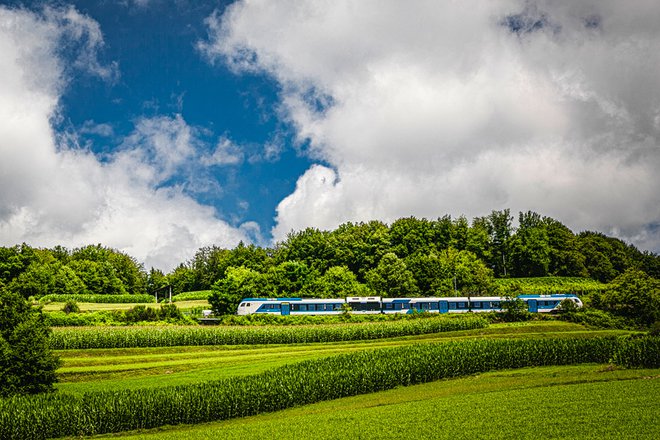 Vožnja z vlakom je tudi okolju prijazen način prevoza. FOTO: Slovenske železnice