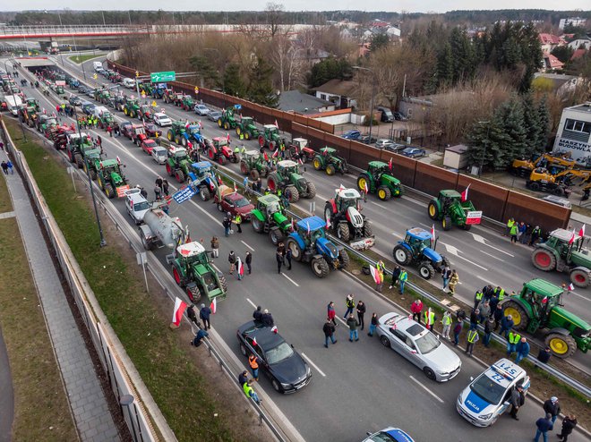 Poljski kmetje so doslej že večkrat protestirali proti uvozu poceni ukrajinskih pridelkov, a niso edini, ki v stiski sosedov vidijo priložnost zase. FOTO: Wojtek Radwanski/AFP