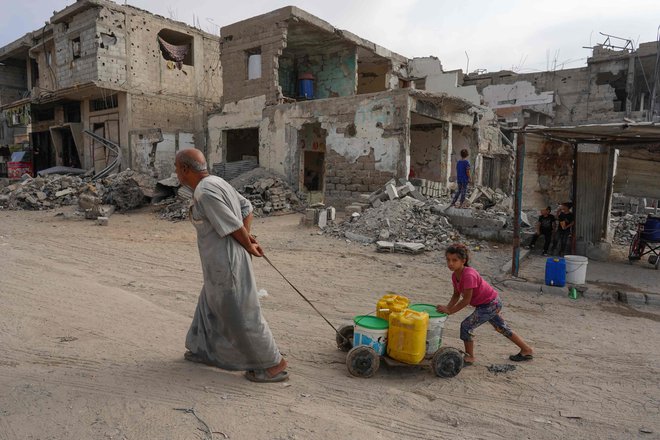 V Han Junisu je bilo od ponedeljka ubitih najmanj 121 Palestincev. FOTO: Bashar Taleb/AFP