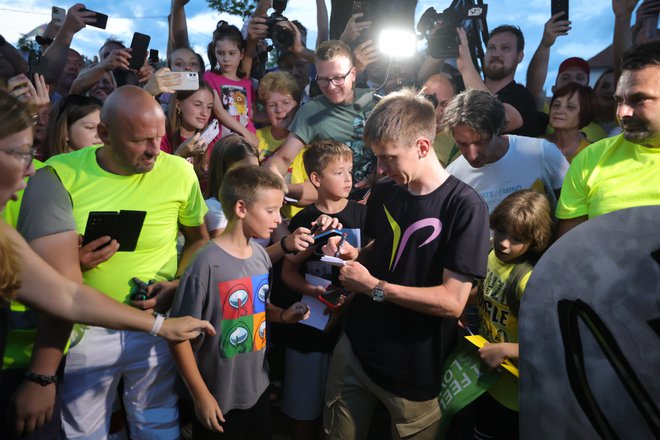 Pogačar se je zbranim v Komendi zahvalil za srčno podporo. FOTO: Dejan Javornik/Slovenske novice