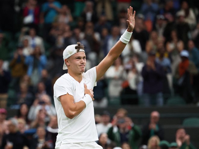 Holger Rune je izpadel v četrfinalu Wimbledona proti Novaku Đokoviću. FOTO: Isabel Infantes/Reuters