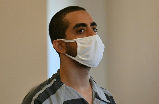 Hadi Matar je že bil obtožen napada in poskusa umora Salmana Rushdieja na newyorškem državnem sodišču in čaka na sojenje. Grozi mu do 25 let zaporne kazni. FOTO: Angela Weiss/AFP