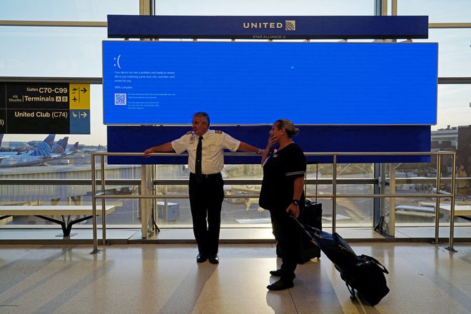 Na letališčih je nastal kaos, številni potniki so nemočno zrli v »modri zaslon«. FOTO: Bing Guan/Reuters

 