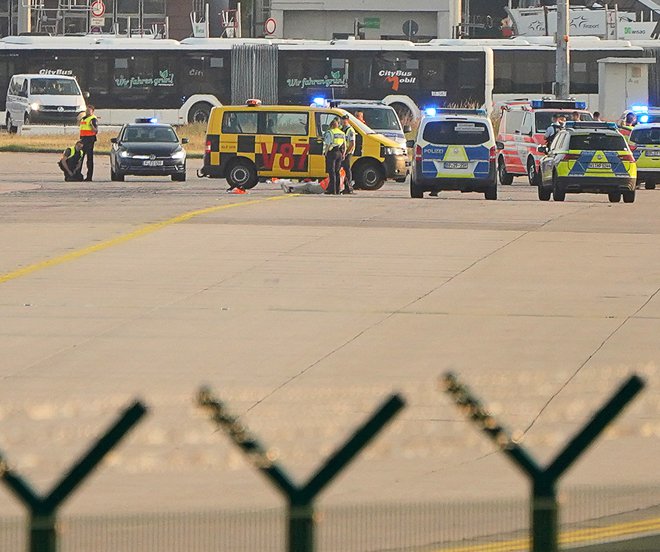 Tiskovni predstavnik policije na letališču je sporočil, da si prizadevajo čim prej odpraviti motnje. Ni pa omenil števila aktivistov na območju letališča. FOTO: Timm Reichert/Reuters