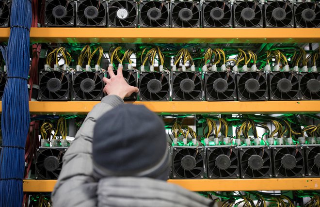 Zmogljivi računalniki za rudarjenje kriptovalut zahtevajo tudi zmogljive ventilatorje za hlajenje.

Foto Christinne Muschi/Reuters