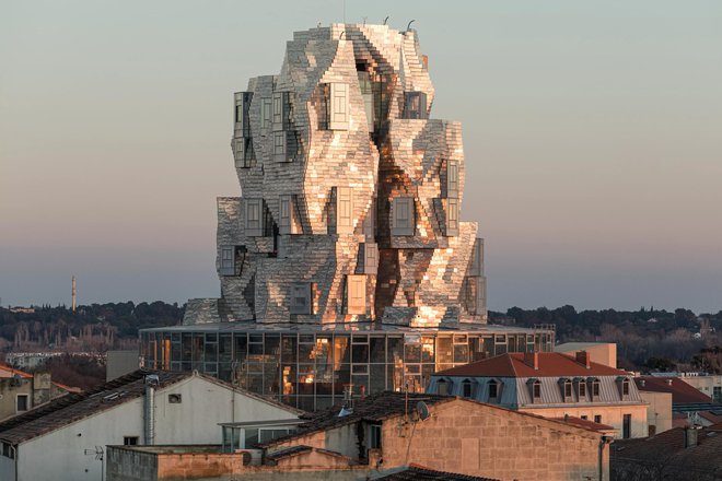 Stolp The Tower se po besedah arhitekta Franka Gehryja poklanja tako Zvezdni noči Vincenta van Gogha kot skalnatim formacijam, posejanim po regiji. FOTO: Adrian Deweerdt