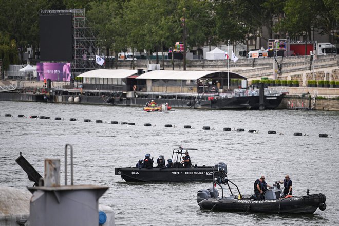 Po Seni že več kot teden dni redno patruljirajo policijski čolni. FOTO: Carl De Souza/AFP