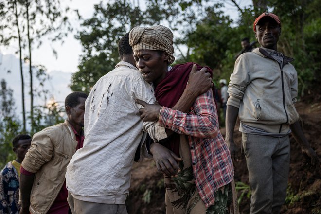 Urad ZN za usklajevanje humanitarnih dejavnosti (OCHA) navaja, da so morali reševalci zaradi možnosti nadaljnjega proženja plazov evakuirati več kot 15.000 ljudi, vključno z več kot tisoč otroki. FOTO: Michele Spatari/AFP